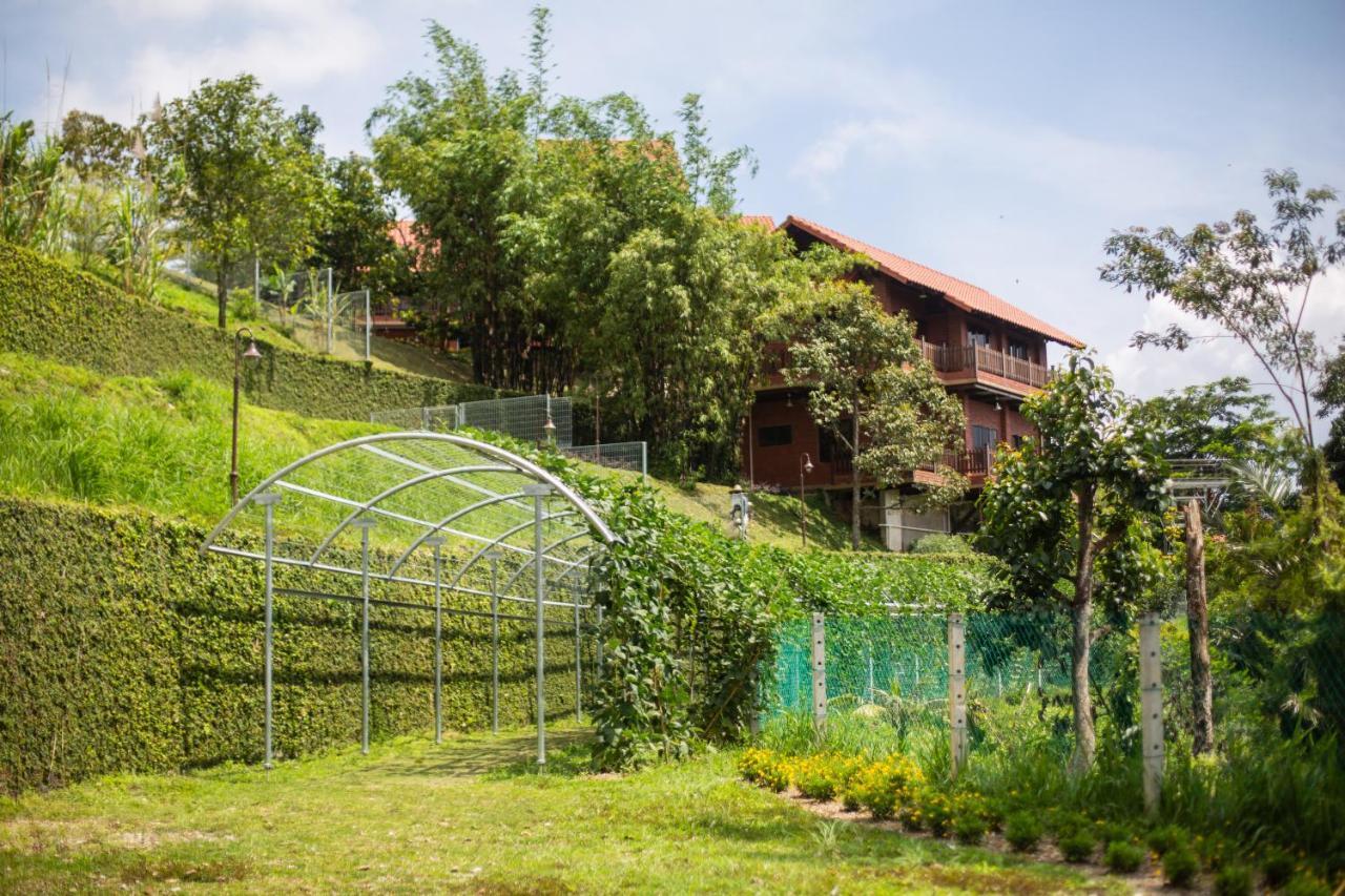 Red House The Garden Stay In Bukit Tinggi By Play Bentong Zewnętrze zdjęcie